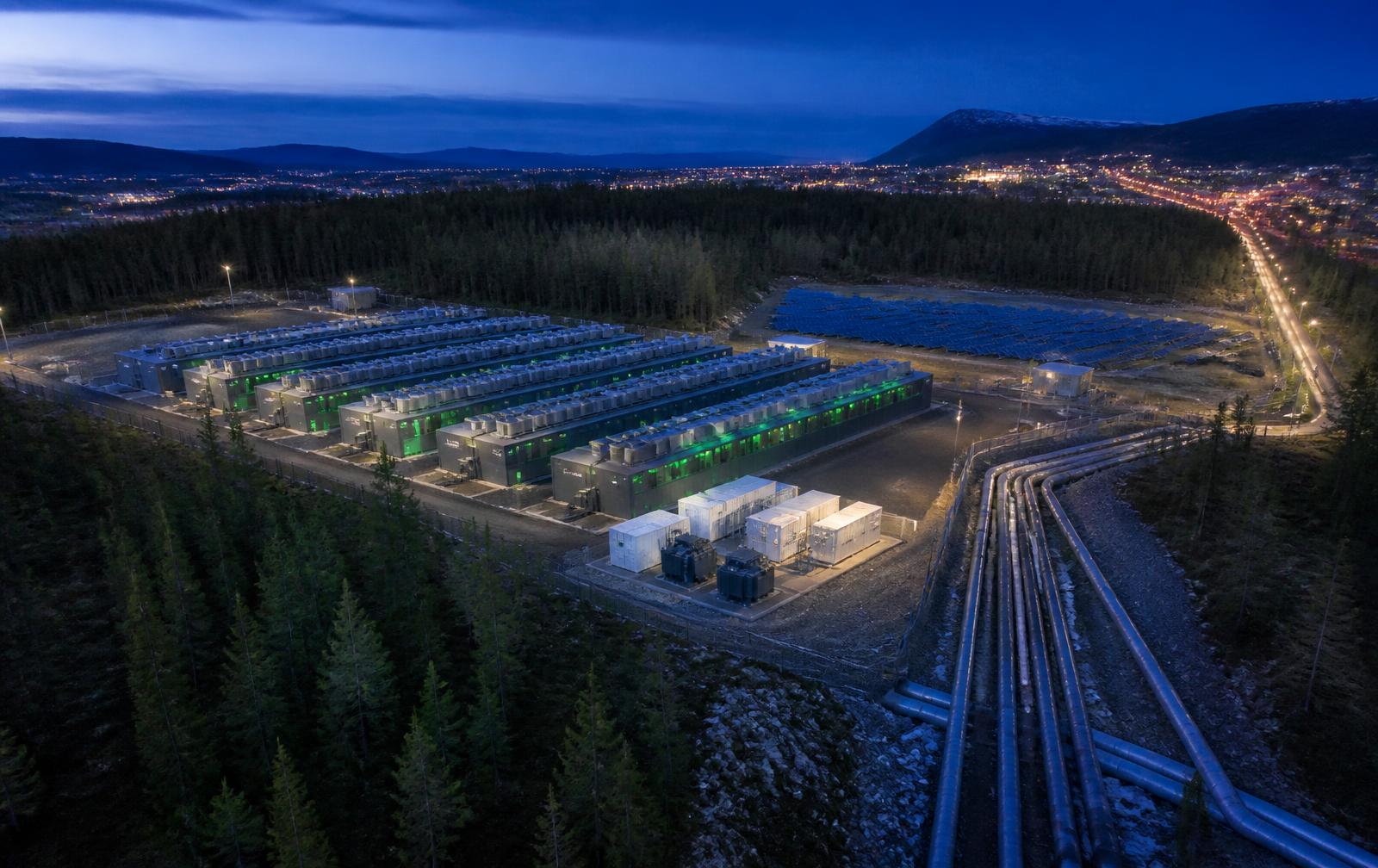 Modulaarinen datakeskus, aurinkopuisto, akkuvarasto ja kaukolämpöputket sinisenä hetkenä
